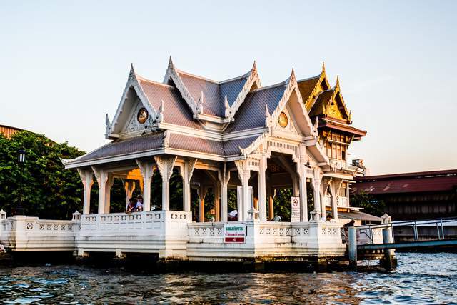 曼谷有一座古老的皇家寺庙，佛塔顶部全是黄金，游客：太豪华了