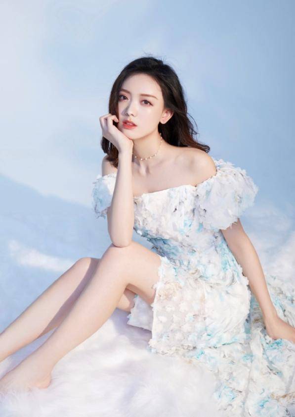 身材 灵儿长相甜美 穿搭清纯,一袭立体花朵连衣裙优雅大气,青春靓丽