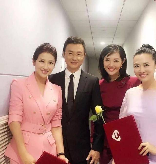 舞台著名主持人春妮曬近照，臉色憔悴穿的也普通，跟舞台形象差別大