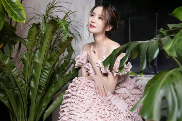 东方 刘诗诗不愧是东方美人代表！国风项链做头饰，穿浅粉裙美成牡丹花
