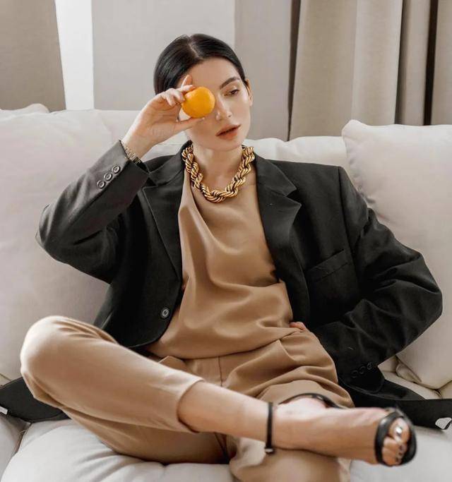 大地 2021年最新的配色穿搭还可以避免“撞衫的尴尬”，你不会还不知道吧？