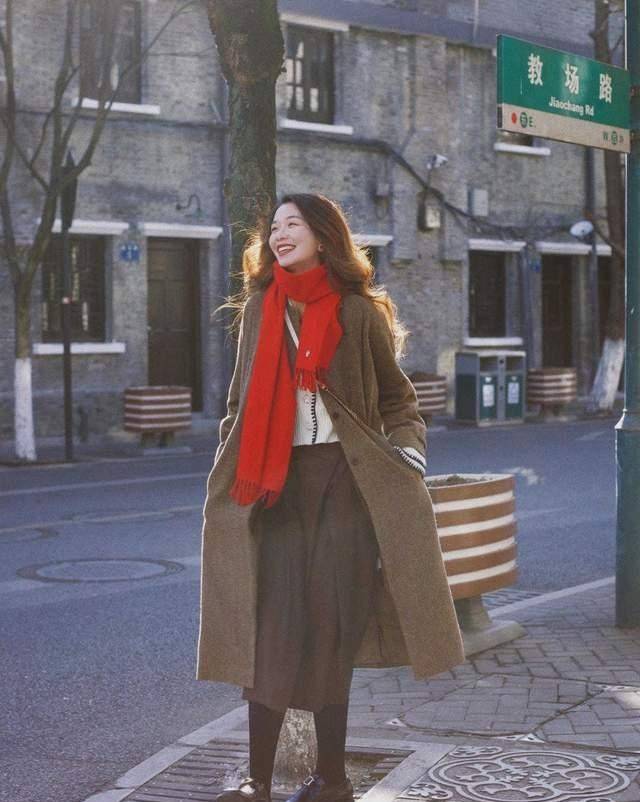 的优点 如何穿出精致小女生，毛衣+半身裙时髦又保暖？6款推荐可示例照搬