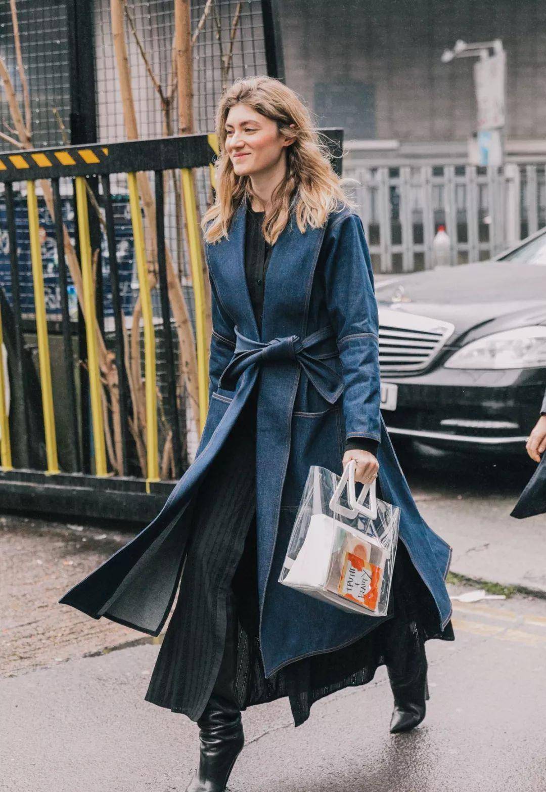 美得 入冬穿大衣＋裙子，美得无可救药！