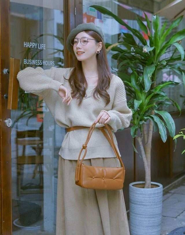 的优点 如何穿出精致小女生，毛衣+半身裙时髦又保暖？6款推荐可示例照搬