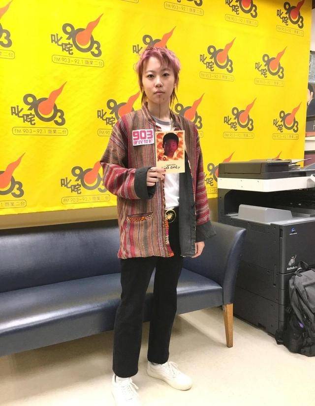 颜色 窦靖童打扮真不一样！白T恤配条纹外套慵懒随性，一般人驾驭不了