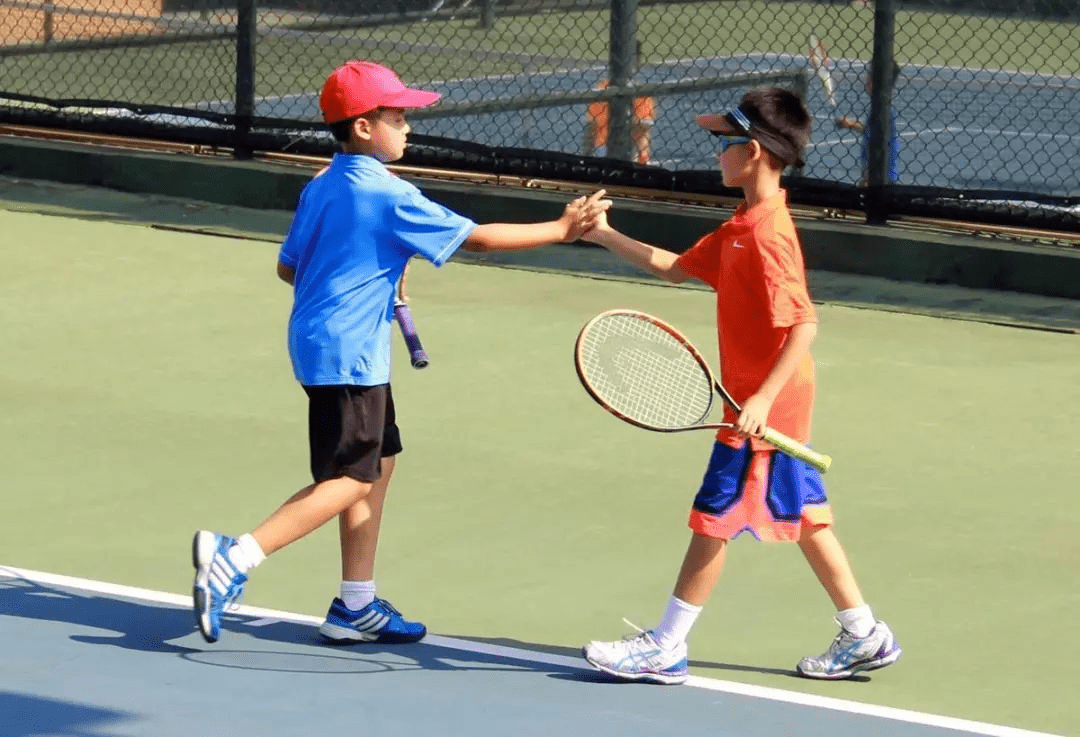 原创从小爱运动的孩子更容易成大器4类运动适合小学生2类要避免