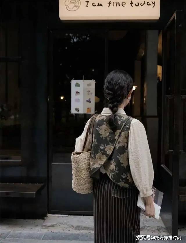 小姑娘 四十岁女人别穿大妈装，记住这几点，出街比小姑娘还惹眼