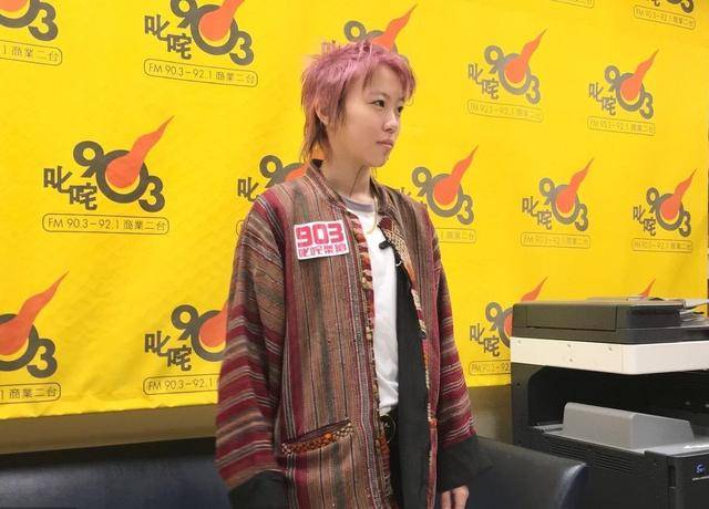 颜色 窦靖童打扮真不一样！白T恤配条纹外套慵懒随性，一般人驾驭不了