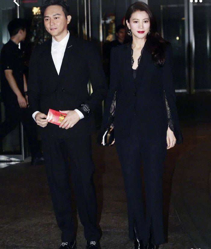 一身 袁咏仪上街私服很随意，可以说是典型的“大妈”风格！