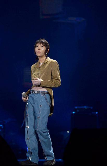 棕色 窦靖童这次穿对了,衬衫搭配牛仔裤高级时髦,超好看