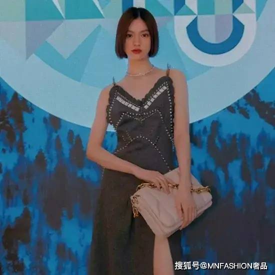 Maison 时尚 | 冬季最出彩的单品，非这只枕头包莫属