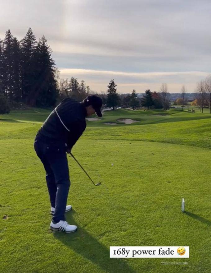 苗俊也有在个人社交账号上分享这次打高尔夫球的照片,只见苗侨伟动作