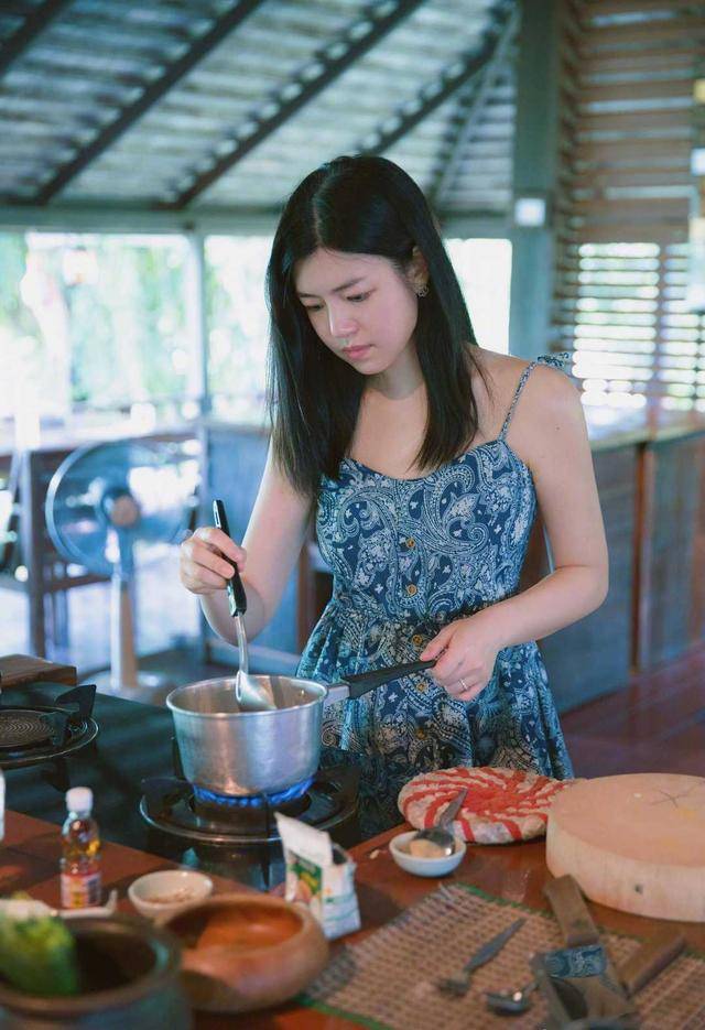 黑色 陈妍希陈晓同框！陈妍希一袭印花抹胸裙优雅性感，笑容灿烂惹人羡