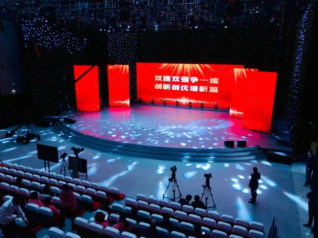 现代化的综艺演播大厅,七维科技此次建设的综艺演播厅包含led大屏系统