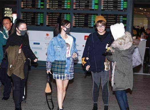 下半身 辣眼睛！几千块大牌被李菲儿穿的像地摊货，网友：侧面看着像没穿