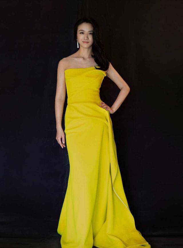 汤唯 汤唯高颜值任性，基础款T恤搭配牛仔裤高级精致迷人，超好看