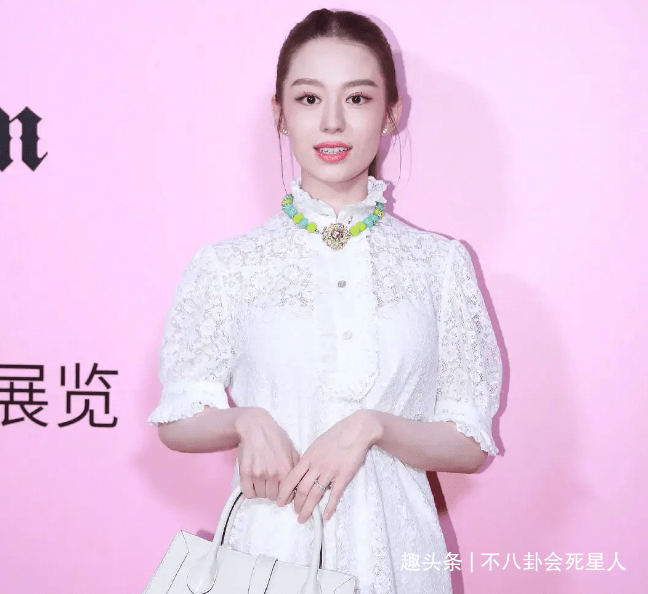 身材 红毯刺激战场!张柏芝红裙压阵,张天爱镂空裙,倪妮裹严实也不输