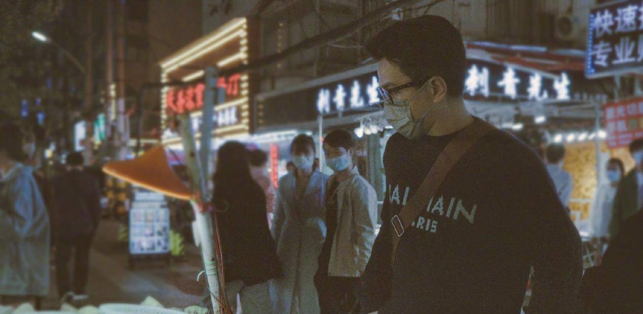 状态 刘恺威收工逛夜市,穿毛衣配牛仔裤吃路边摊,挎皮包似“老干部”