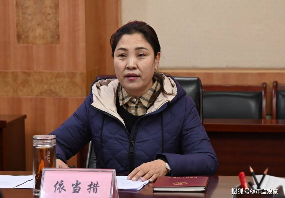 原创阿坝州政府副州长依当措调研市场监管工作