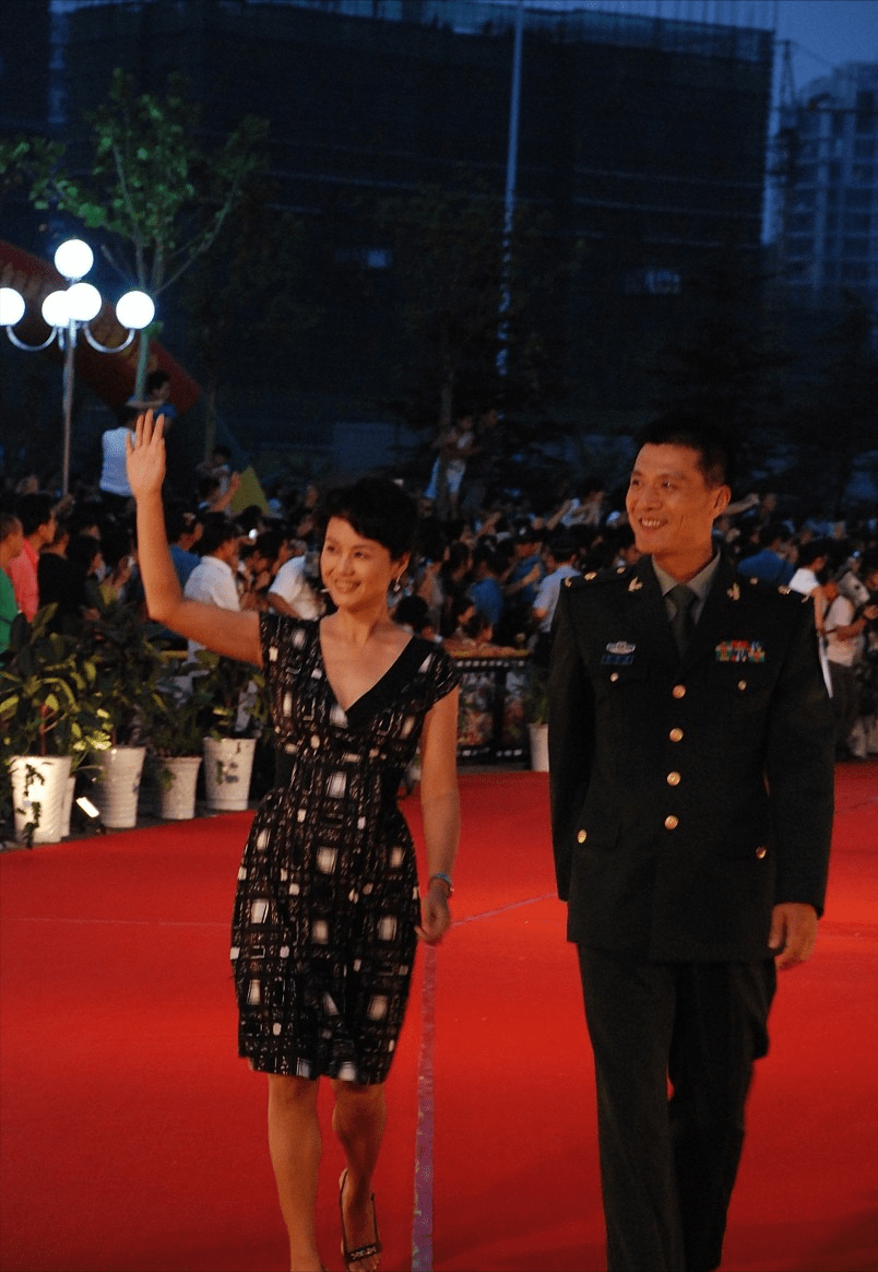 茹萍 “苏麻喇姑”茹萍也老了，纽扣连衣裙显身材，脸型饱满但皱纹清晰