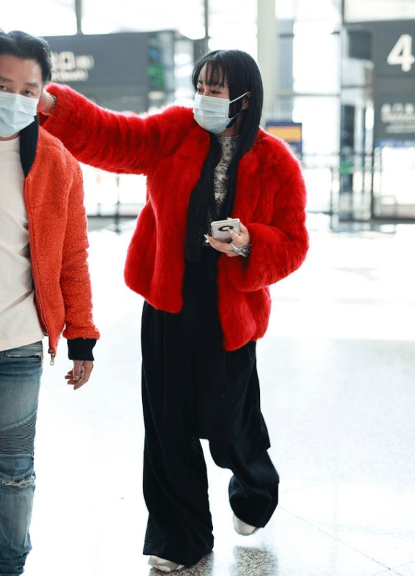 冉莹颖 冉莹颖机场穿衣也“抓马”！红皮草配紧身打底，看似浮夸却很时髦