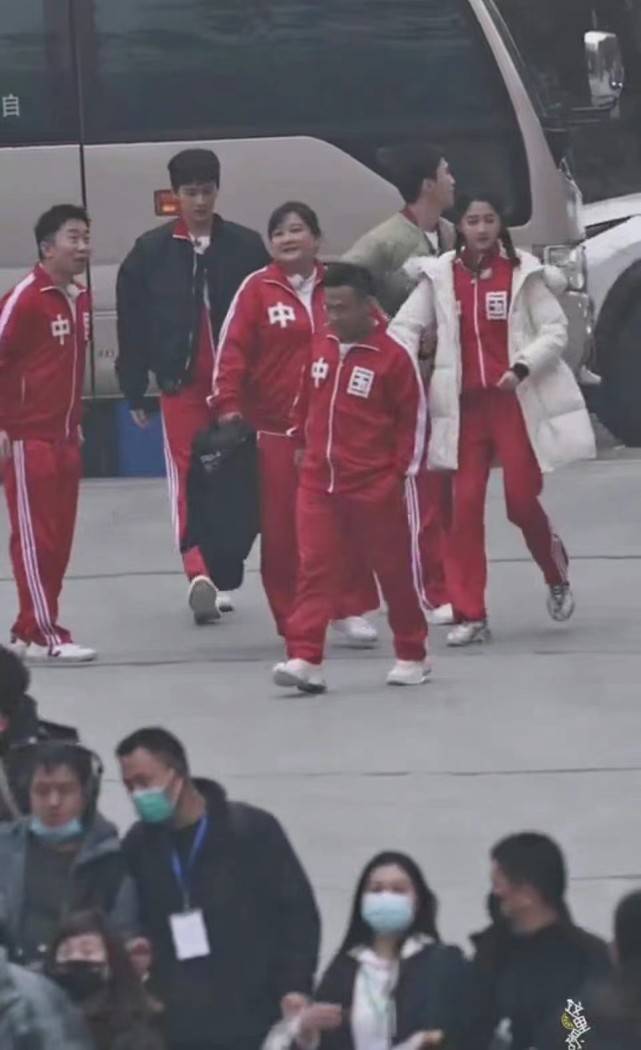 合唱|关晓彤跟范丞丞杨迪唱《穷叉叉》，扎着麻花辫捂嘴笑，三人超欢乐