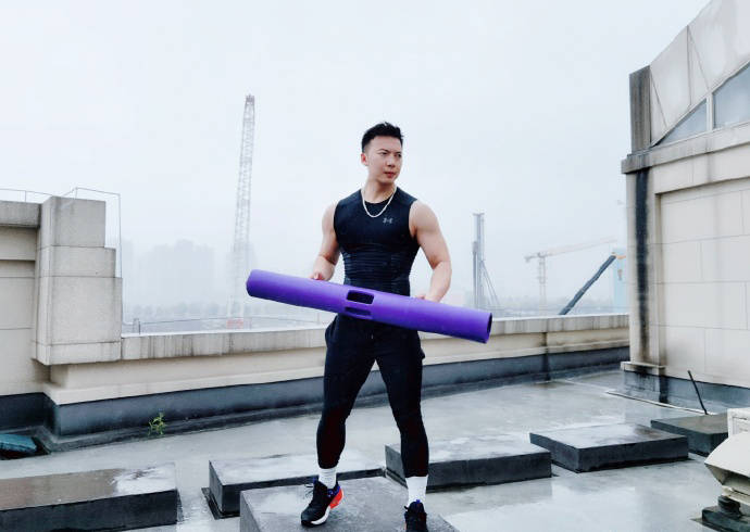 他是一枚貼身私教，指導過任家萱形體訓練，強壯體魄荷爾蒙爆棚！ 健身減肥達人 第4张