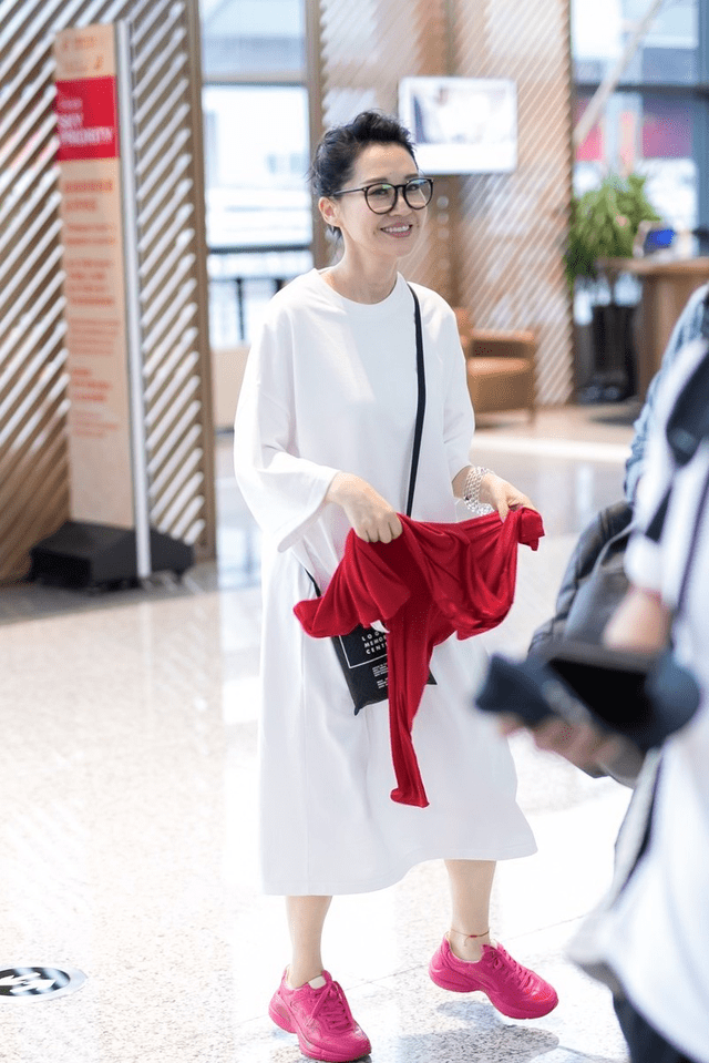 黑色 许晴真是冻龄女神，穿长款白色T恤走机场减龄时髦，气场全开