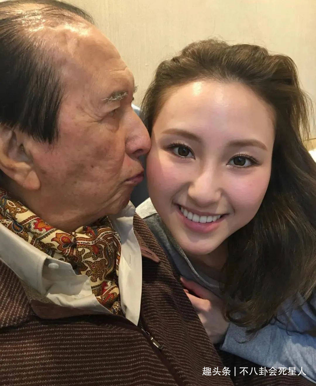 脸盘李连杰两个女儿化浓妆很成熟，大脸盘子不像利智，李连杰基因强大