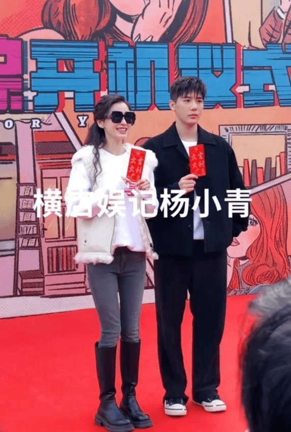 双手 离开滤镜baby颜值也崩了！法令纹瞩目瘦脱相，双手皮肤粗糙似老太