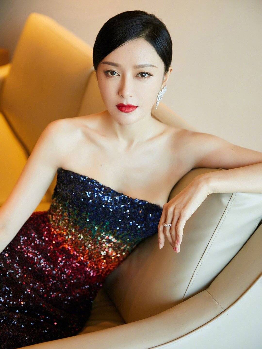 计划 秦岚和Angelababy，年纪相差10岁，同穿亮片连衣裙，谁更有少女