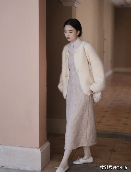 魅力 穿衣有品味的女人，都会选择毛茸茸的外套，这么打扮太高级了！