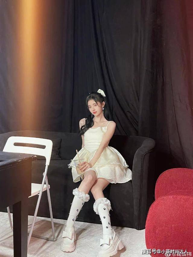 经验教程 今年不仅是流行复古穿搭，配饰上也在复古回潮，经典高级不挑人！