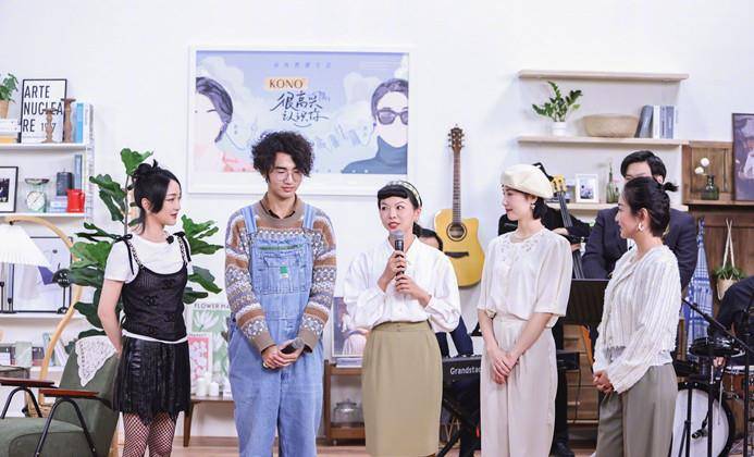 网格 周迅回归综艺学聪明，穿链条背心配网格袜，这身材造型真是没得挑