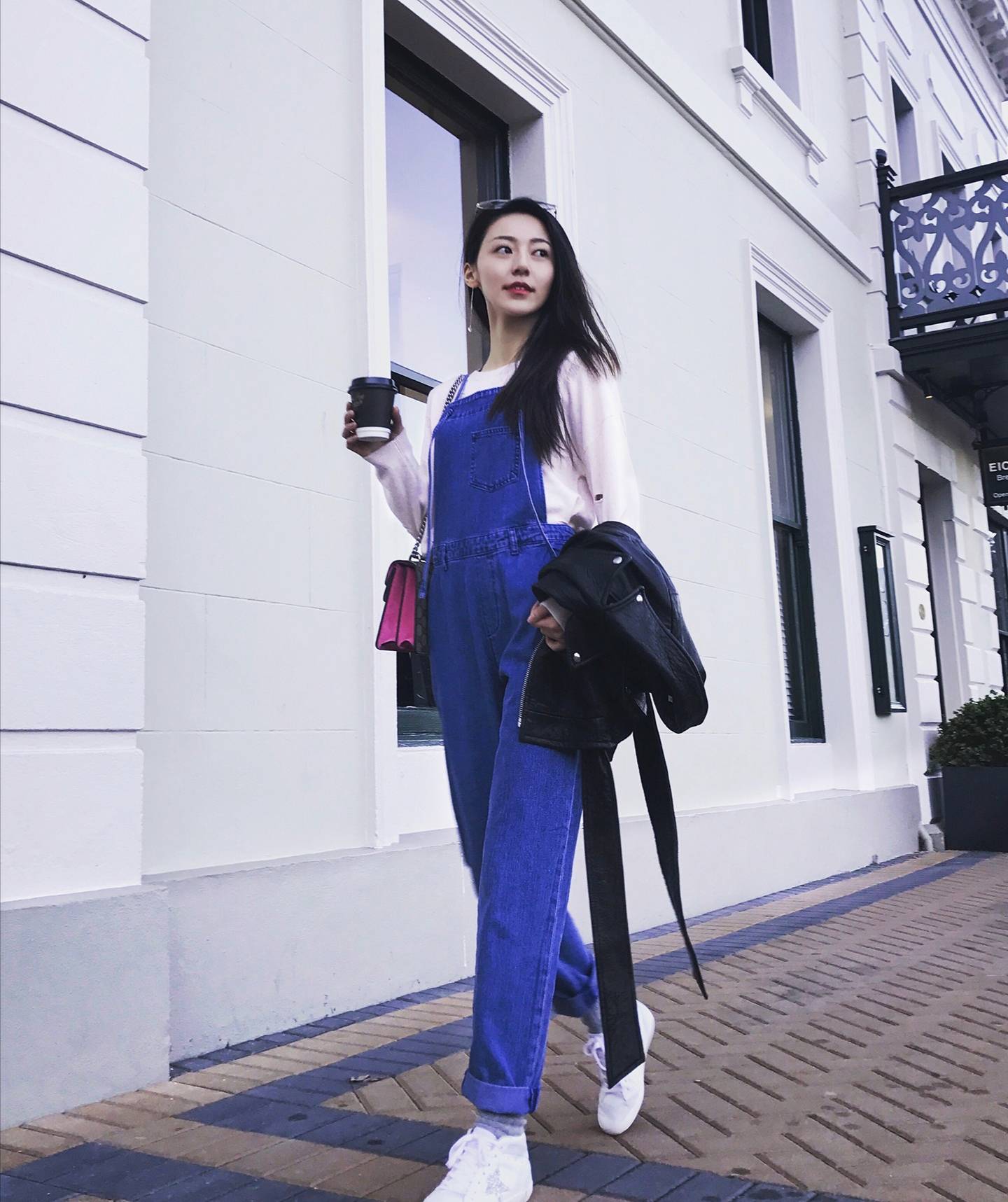 耳环 黄梦莹白色西装裙配星星耳环,甜美知性笑容治愈