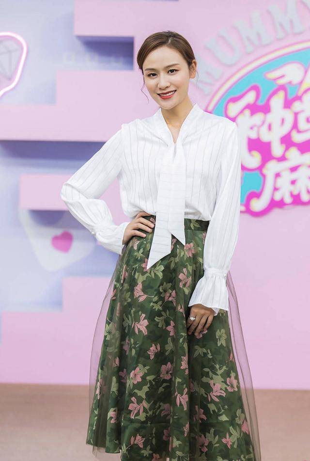 丝绸 叶一茜越来越时髦了!丝绸上衣搭配波点半身裙优雅浪漫,温柔端庄