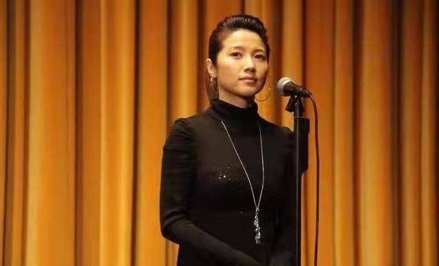 因为|演技封神的颜丙燕，如今几乎不见踪影，孤身一人十分潇洒！