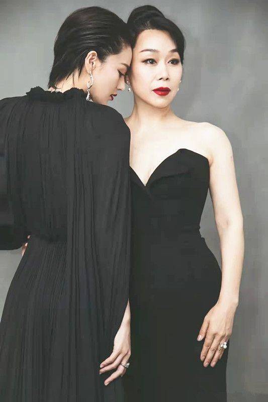 魅力 张馨予和妈妈的母女美搭,“母女式”穿搭的最佳组合,又美又飒