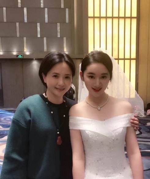 感觉55岁陶慧敏气质温婉，叠穿针织衫和毛衣，典型的老人打扮！