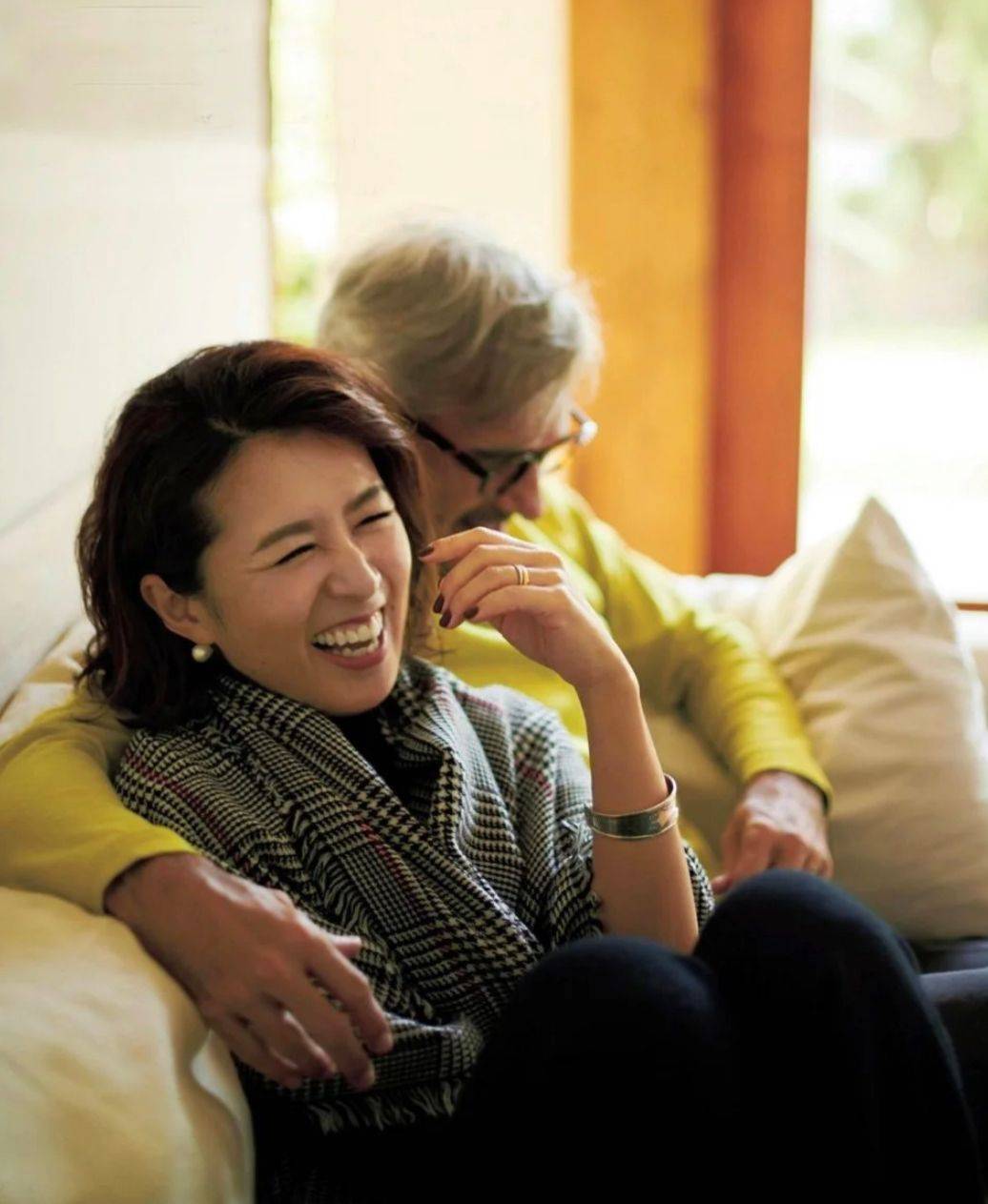 老公 50岁女人别总穿休闲装,学学日本阿姨的穿搭,难怪老公那么宠她