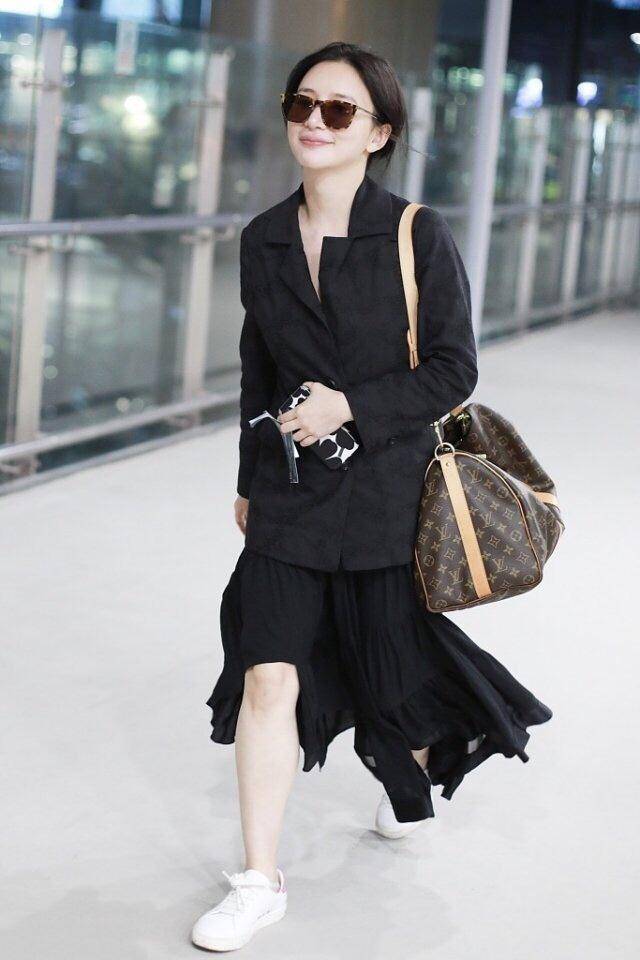 熊乃瑾 王宝强绯闻女友现身，36岁熊乃瑾西装百褶裙，同框助理身高差吸睛