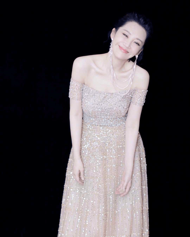 黑色 许晴真是冻龄女神，穿长款白色T恤走机场减龄时髦，气场全开