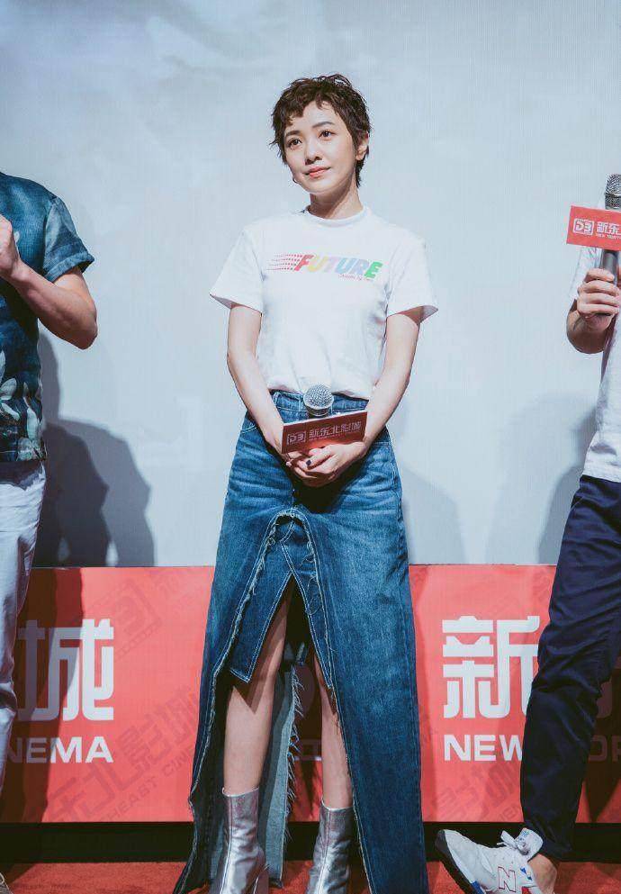 耳环 郭采洁牛仔裤和牛仔裙重叠穿，一长一短还搭配一头泡面短发，真是牛