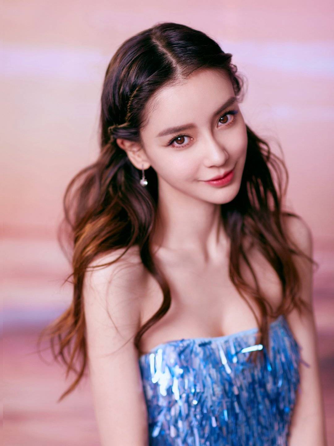 计划 秦岚和Angelababy，年纪相差10岁，同穿亮片连衣裙，谁更有少女