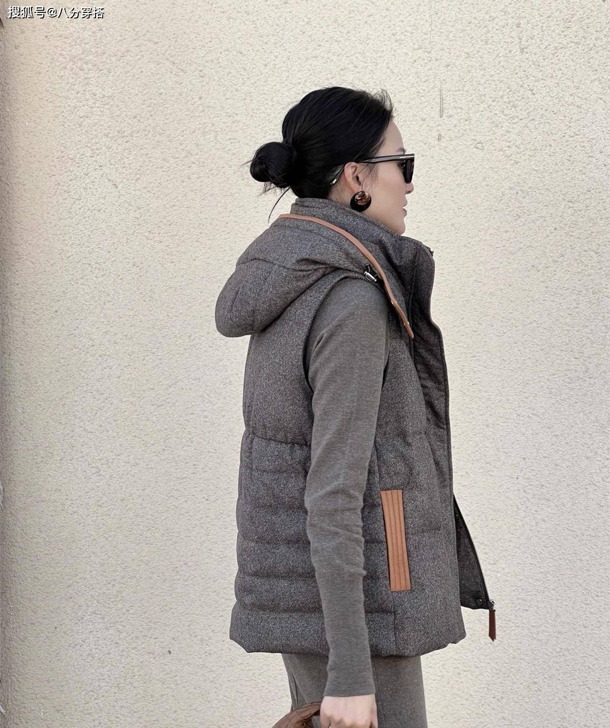 进行 羽绒服太显胖了?试试羽绒马甲叠穿的搭配,保暖舒适又减龄