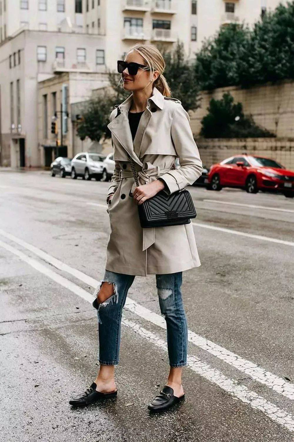 式样 今冬回头率很高的搭配“风衣+乐福鞋”，时尚优雅，尽显女性风度