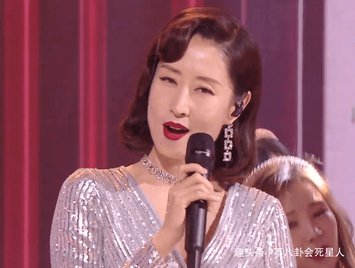 连那英|芒果小年夜造型：沈梦辰露背，宋茜吊带月光裙，李菲儿像披花床单