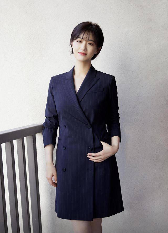 西装 蒋欣终于穿对一次！印花衬衫搭配牛仔短裤清爽简约，一点也不显壮