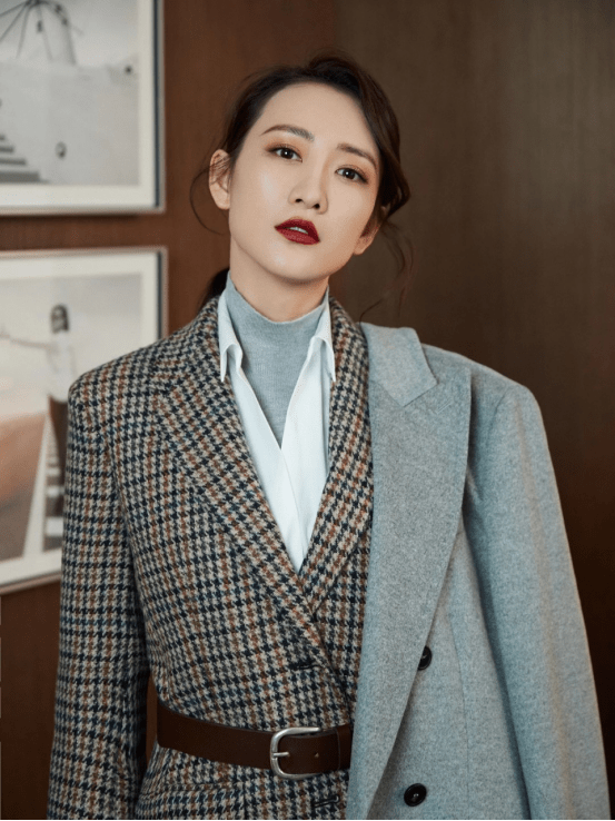 显得 冬季穿搭显瘦显高又保暖,非常的时髦