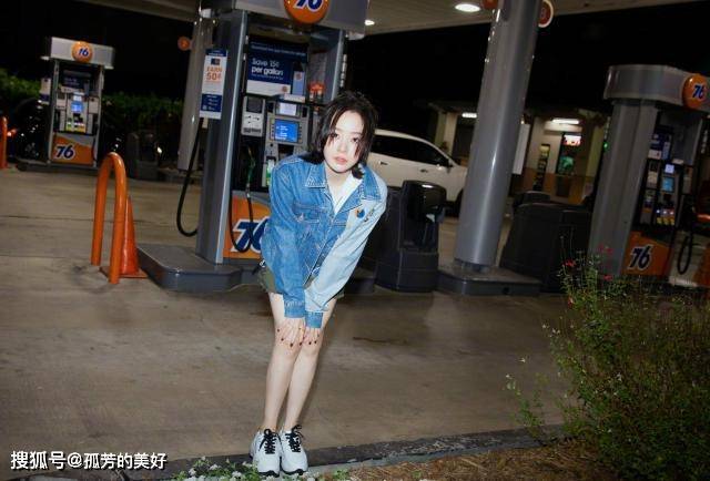 短裙 张靓颖35岁反而更精致,牛仔衣配短裙秀漫画腿,法式刘海嫩成少女